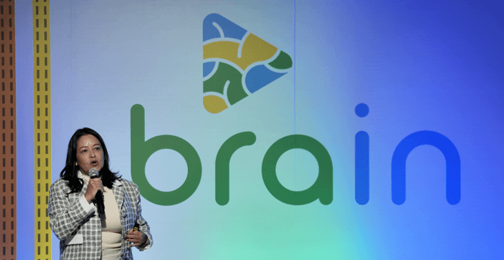 Foto da presidente do Brain, Zaima Milazzo, falando no lançamento do Brain em Portugal.