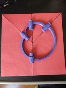 Folha de papel vermelho com dobraduras de origami.